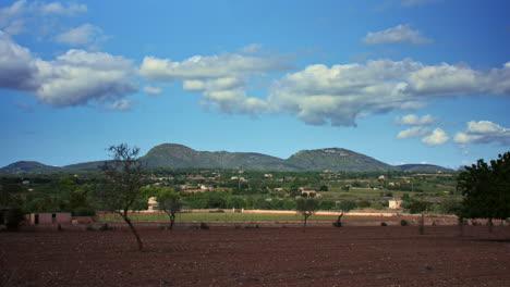 este lapso de tiempo captura la belleza de una montaña contra un cielo azul claro mientras las nubes blancas se desplazan y emergen nuevas formaciones
