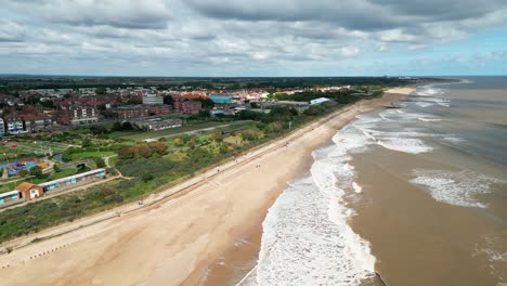 Typischer-Englischer-Badeort,-Aufgenommen-Mit-Einer-Drohne,-Die-Einen-Hohen-Luftbildpunkt-Bietet,-Der-Einen-Weiten-Sandstrand-Mit-Einem-Pier-Und-Tosenden-Wellen-Zeigt-5