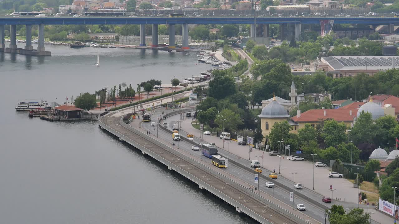 vista aérea de una ciudad con un puente sobre un río