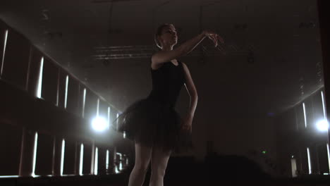 elegante bailarina de ballet en tutu negro en el estudio con humo. y retroiluminado