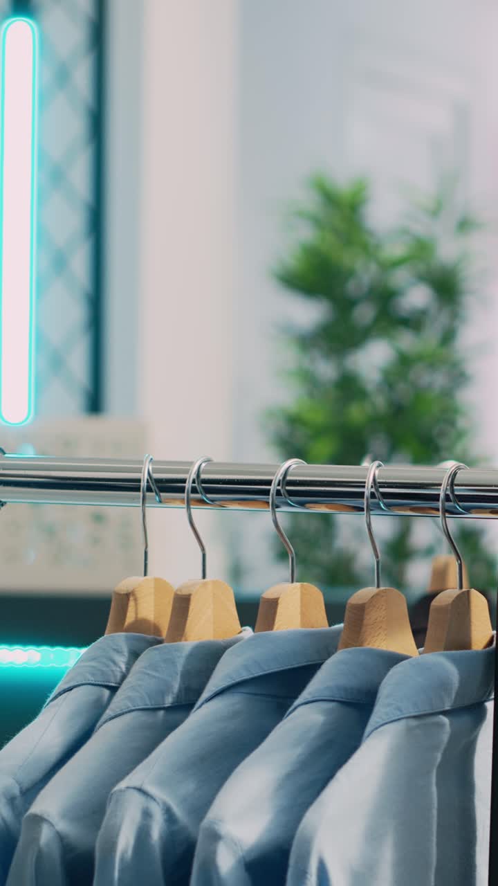 Video verticale: boutique piena di prodotti di moda