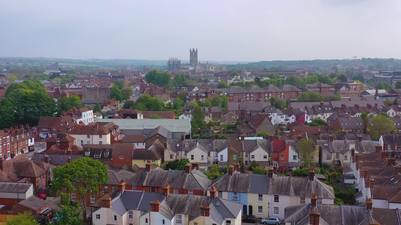 bonita antena sobre la ciudad de canterbury y la catedral de kent, reino unido, inglaterra 1