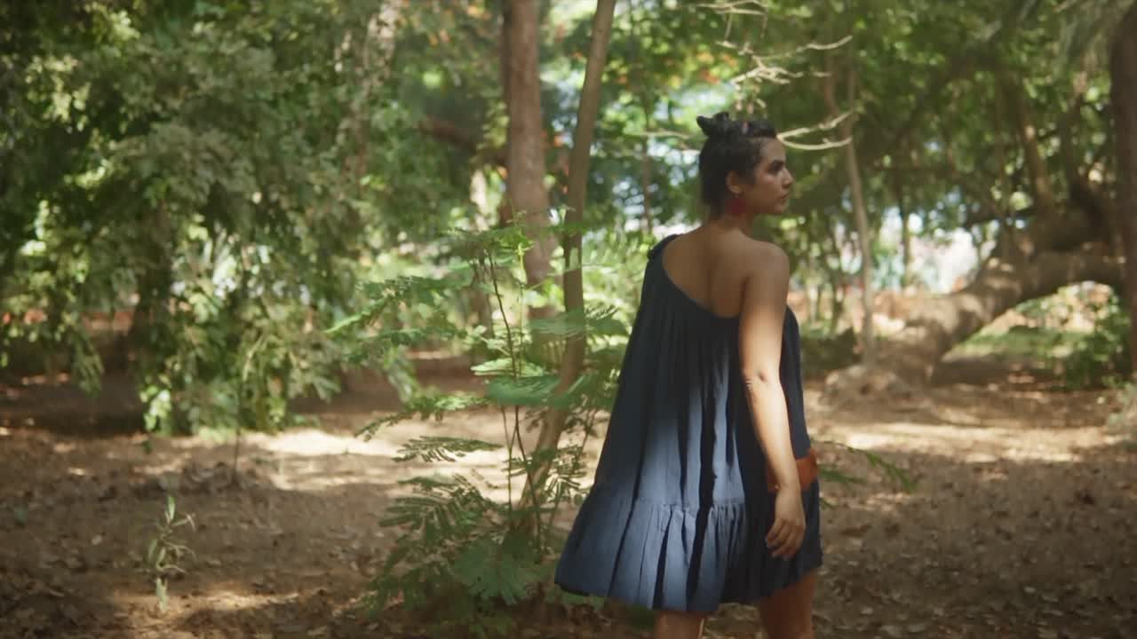 ⁇ 은 숲에서 돌아다니는 소녀