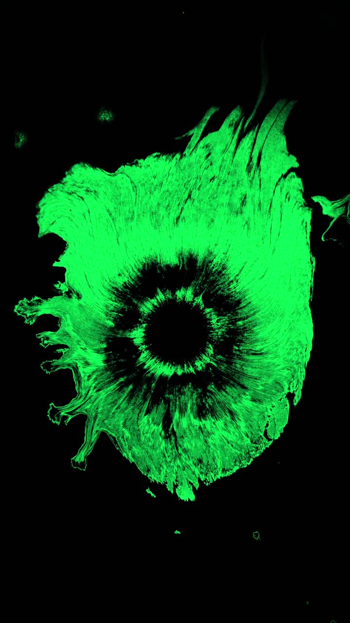Animazione verticale di una goccia d'inchiostro verde che schizza in stile stop motion, ideale per contenuti dinamici sui social media