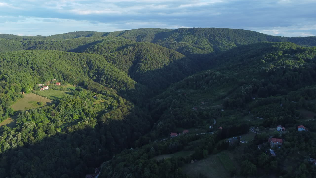 hermosas montañas boscosas verdes, establecimiento aéreo, día soleado