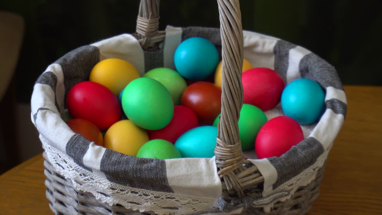 cesta con huevos de pascua multicolores