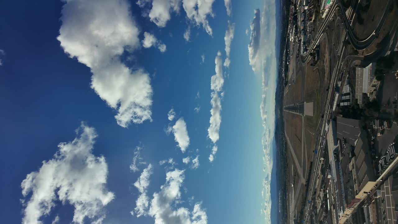 pista del aeropuerto durante un aterrizaje en tiempo real disparado desde la cabina de un avión, según lo visto por el piloto