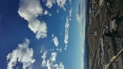 pista del aeropuerto durante un aterrizaje en tiempo real disparado desde la cabina de un avión, según lo visto por el piloto