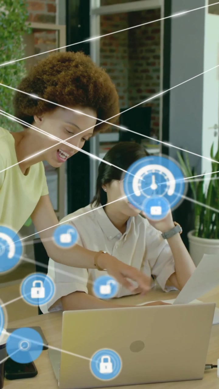 Animazione di una rete di connessioni con icone su diverse colleghe che usano un laptop in ufficio