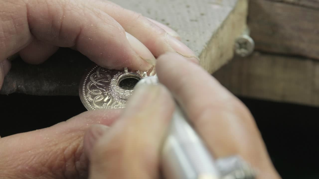 primeros planos de un artesano haciendo joyas en un taller