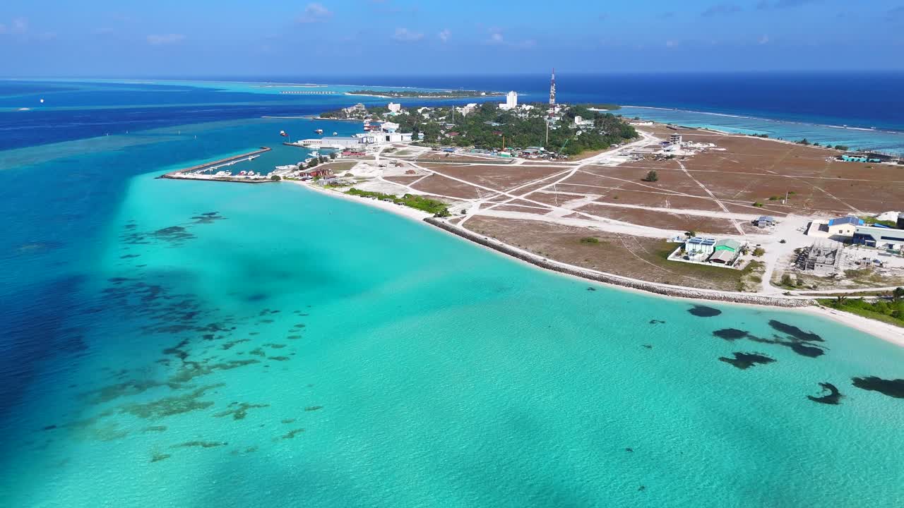 Cảnh quay drone trên không Thulusdhoo Maldives hòn đảo nhiệt đới xa xôi kỳ lạ rạn san hô cát trắng nước màu ngọc lam.