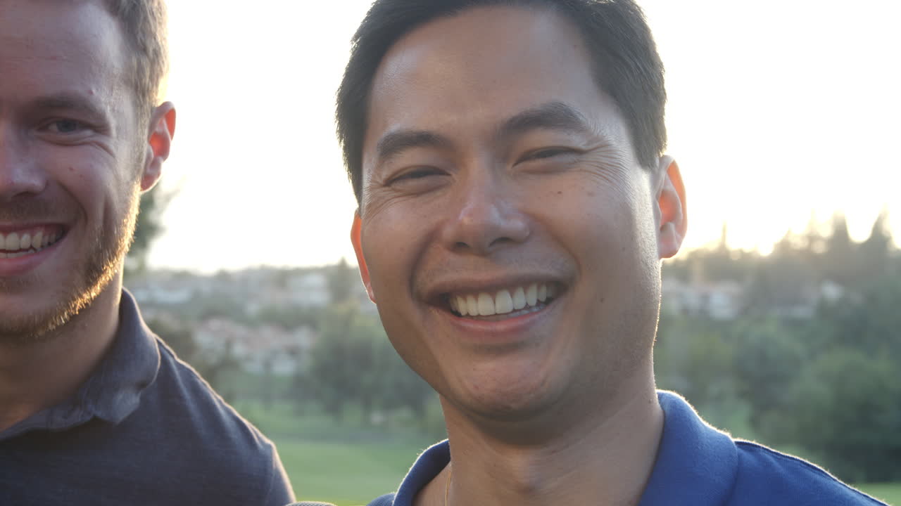 골퍼들이 카메라를 바라보는 느린 동작 촬영