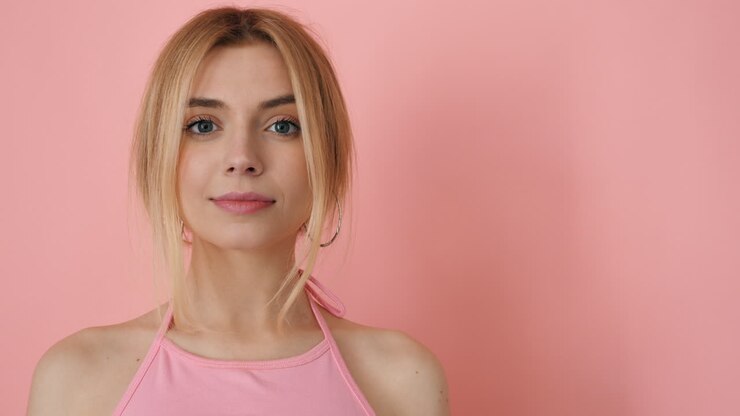 bella donna bionda guarda la telecamera