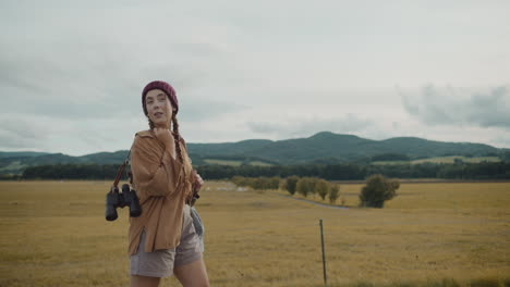 exploradora mujer mirando a su alrededor mientras camina por la granja