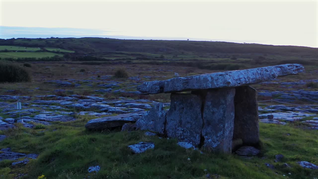Realizzazione di una ripresa aerea orbitale del Dolmen di Poulnabrone al tramonto nel Burren National Park