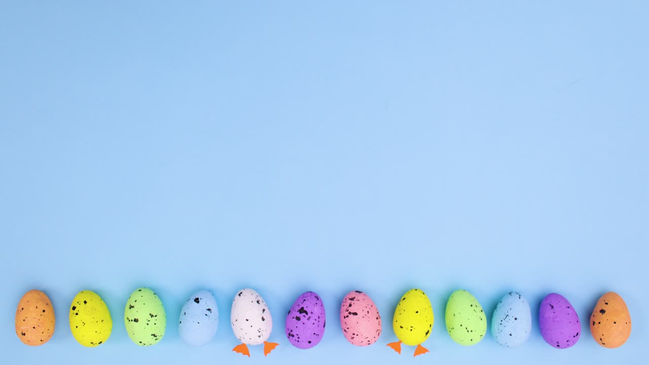 부활절을 위해 움직이는 달과 파스텔 파란 테마의 부분에 다리를 가진 두 개.