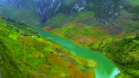 Vista-Aérea-Del-Magnífico-Río-Nho-Que-Con-Su-Agua-Verde-Azul-Turquesa-En-El-Hermoso-Paso-Ma-Pi-Leng-En-El-Norte-De-Vietnam