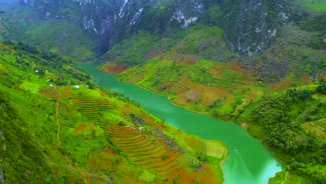 vista aérea del magnífico río nho que con su agua verde azul turquesa en el hermoso paso ma pi leng en el norte de vietnam