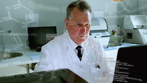animación de procesamiento de datos médicos en científico masculino caucásico senior usando computadora en el laboratorio