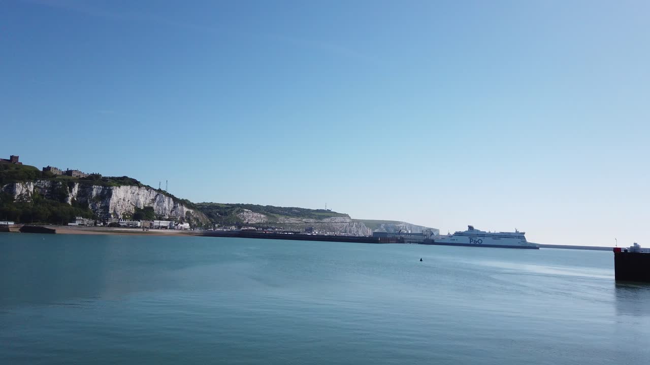푸른 하늘과 잔잔한 물이 있는 화창한 날 도버의 항구와 절벽