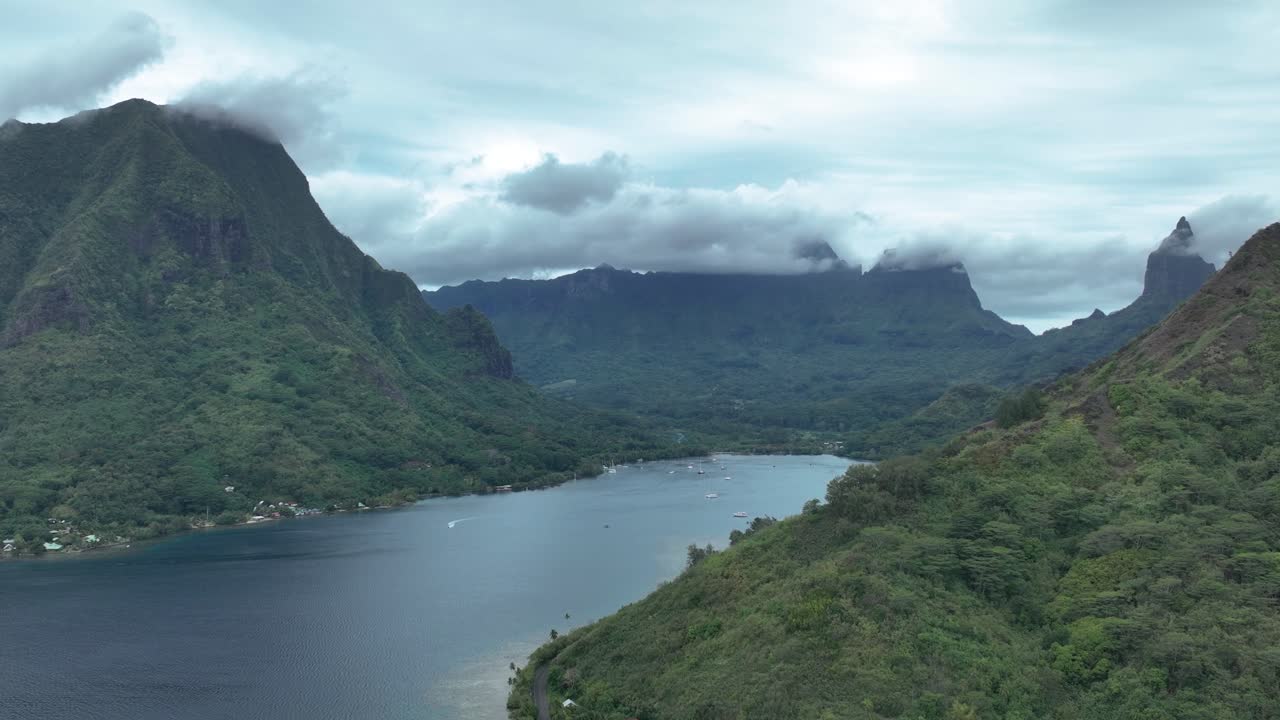 프랑스령 폴리네시아 의 무레아 섬 의 오푸노후 만 의 파노라마 항공 사진