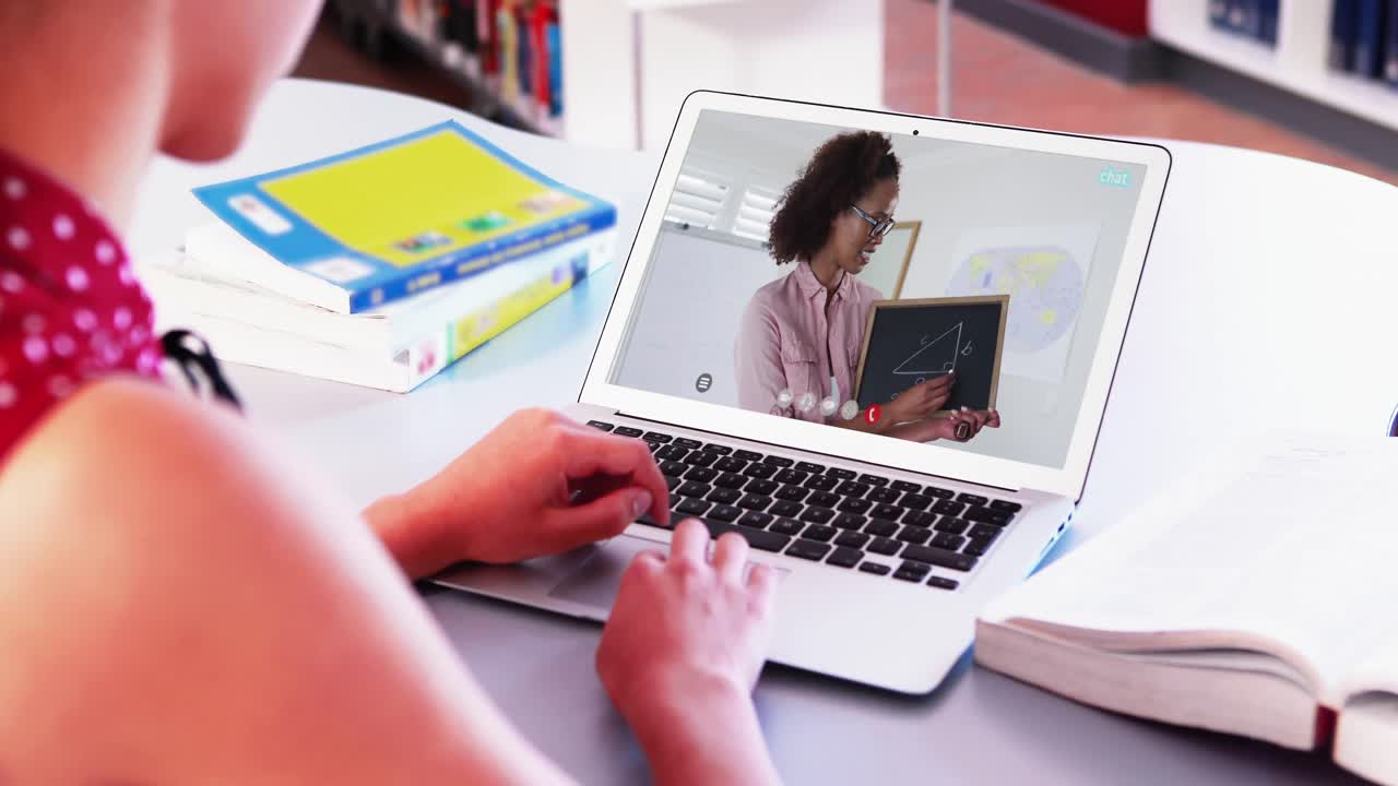 estudiante caucásica usando una computadora portátil en videollamada con una maestra