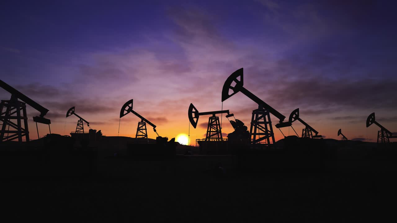 bomba de petróleo, equipos de la industria petrolera, perforaciones de perforación silueta del campo petrolífero al atardecer con un cielo dramático