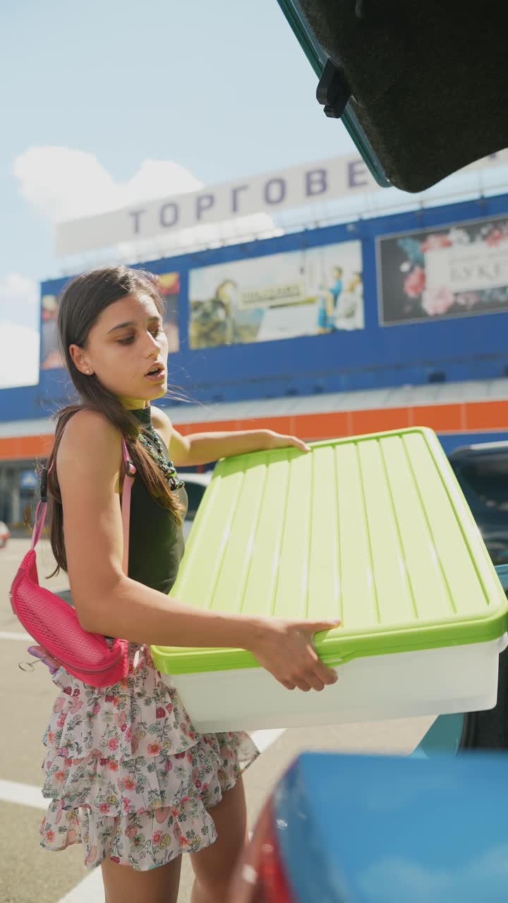 십대 가 상자 들 을 담은 자동차 트크 를 로딩 하고 있다