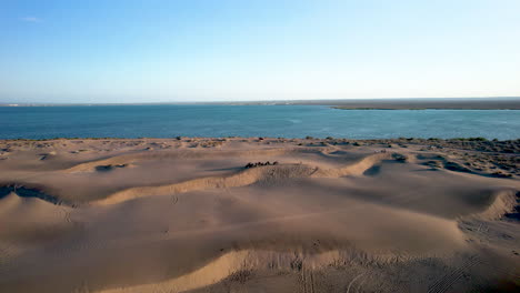 Frontale-Drohnenaufnahme-Von-Athleten-Beim-Sandboarden-In-Baja-California,-Mexiko