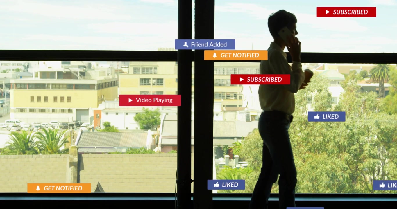 Donna che cammina tenendo smartphone e caffè vicino a una finestra che raggiunge il centro, mostrando avvisi social che svaniscono.
