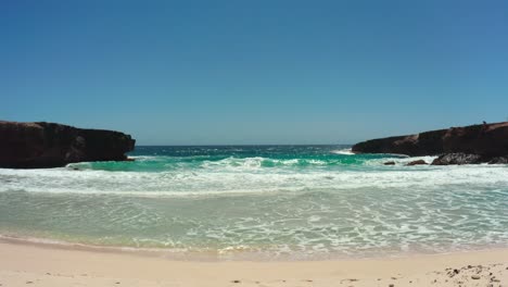 Einsamer-Strand-Auf-Aruba-Mit-Klippen-Und-Wellen