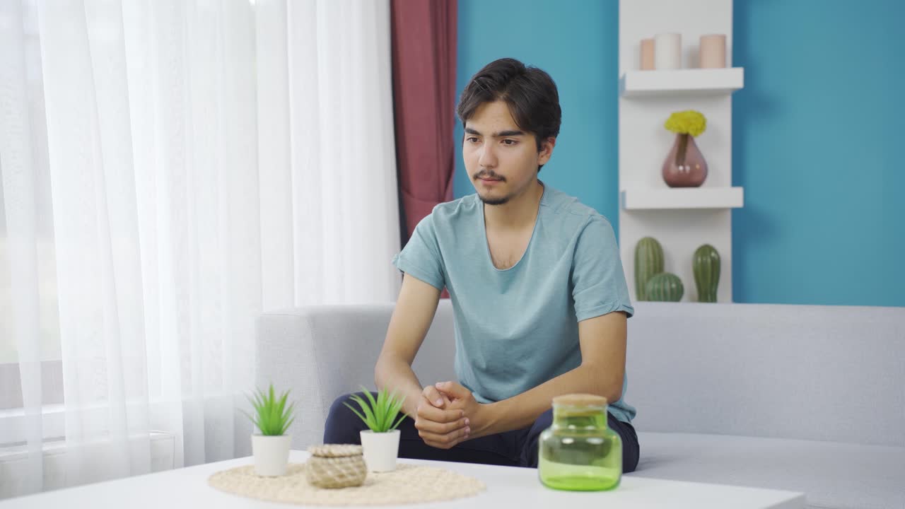 집에서 걱정하고 긴장한 남자가 밖에서 지켜보고 있습니다.