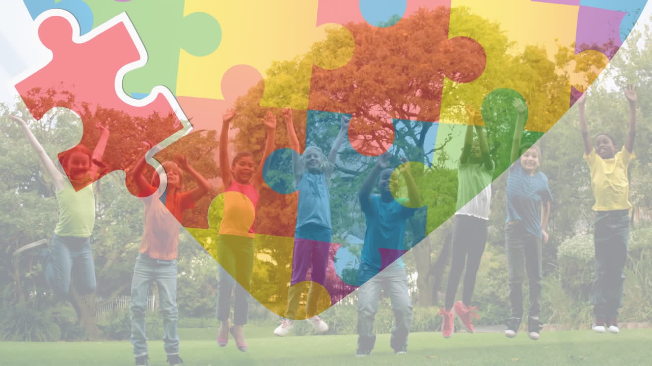 animación de rompecabezas que caen sobre el corazón formado con rompecabeas sobre los niños de la escuela saltando