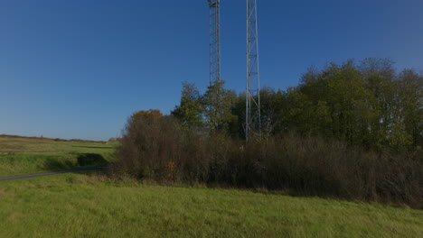 Dos-Nuevas-Torres-De-Telefonía-Celular-5G-En-La-Campiña-De-Francia,-Revelación-De-Inclinación-Del-Plataforma-Rodante-Aérea