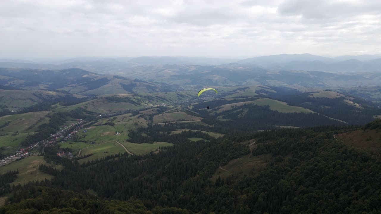 después de un parapente volando sobre las montañas de los cárpatos ucranianos