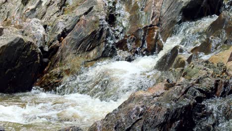 Flusswasser-Tröpfelt-Durch-Felsen,-Während-In-Brasilien-Historische-Niedrigwasserstände-Aufgrund-Von-Dürre-Herrschen