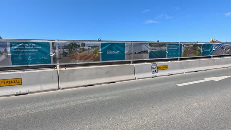 sitio de construcción con automóviles que pasan en la playa de currumbin