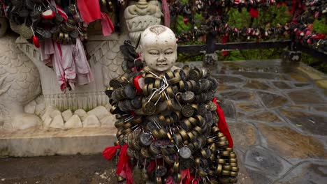 escultura de buda cubierta con candados en la montaña tiananmen en zhangjiajie, china