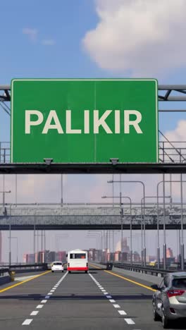 escena de la autopista con avión y signo palikir