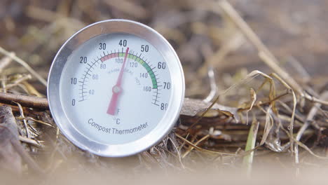 gran primer plano de un termómetro de compost que muestra la temperatura ideal
