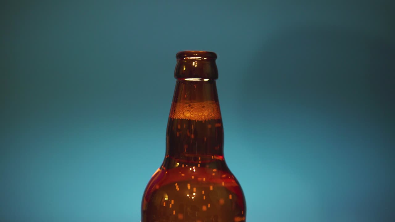 apertura de botella de cerveza con abrebotellas contra