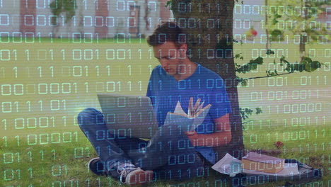 animación del procesamiento de datos sobre un estudiante caucásico usando una computadora portátil.