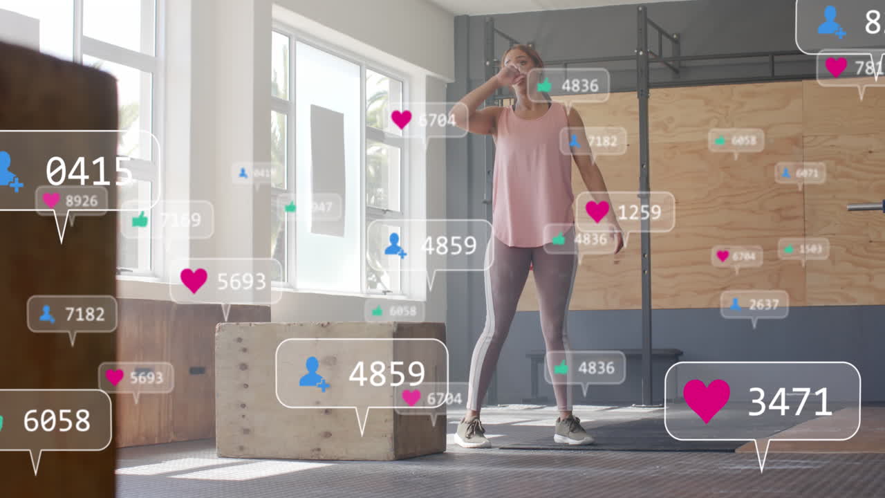 animación de notificaciones en las redes sociales sobre una mujer caucásica cansada después de entrenar en el gimnasio