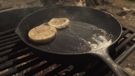 밥솥은 프라이팬에 빵 조각을 조정하고 두 개의 새 조각을 넣습니다.