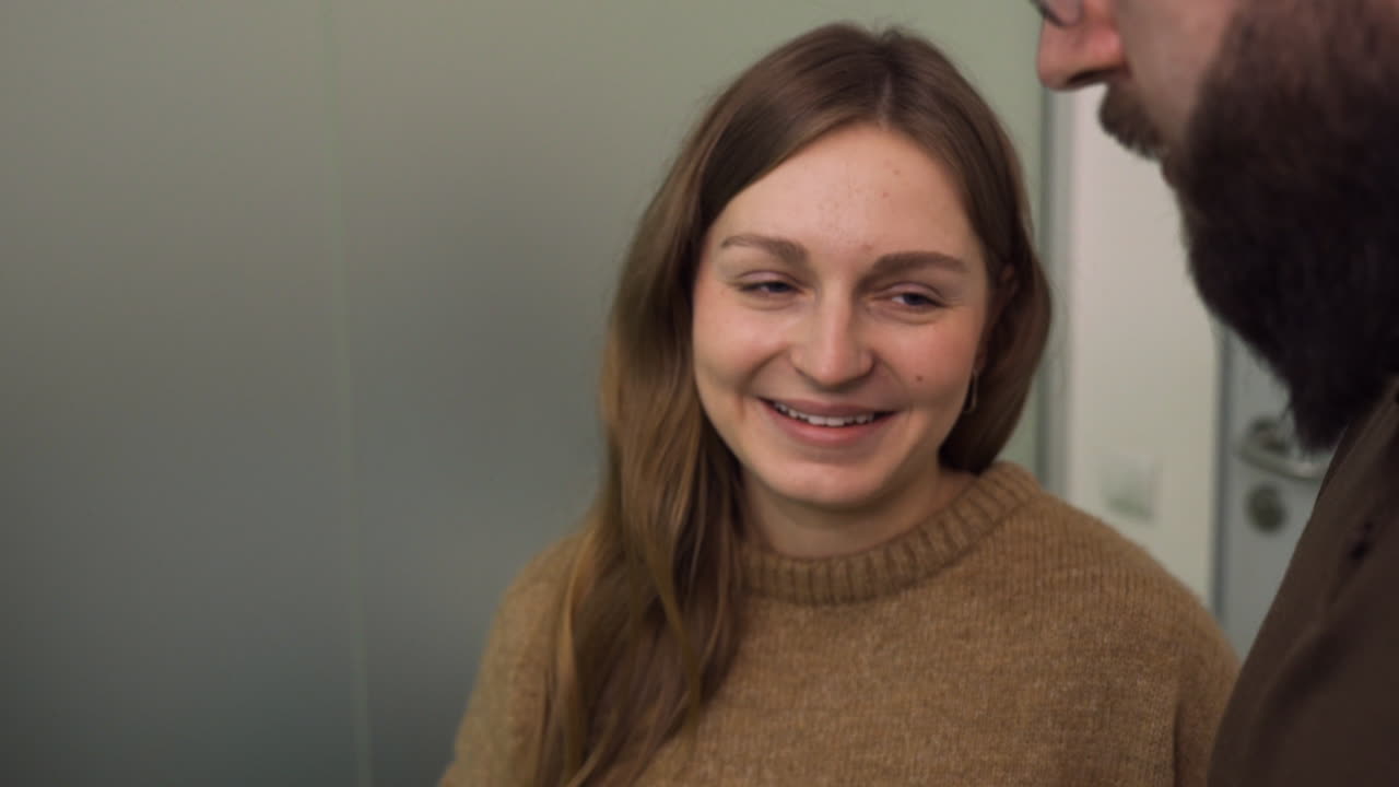 una pareja feliz en el consultorio del médico.
