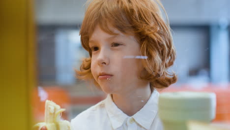 Colegial-Comiendo-Plátano.