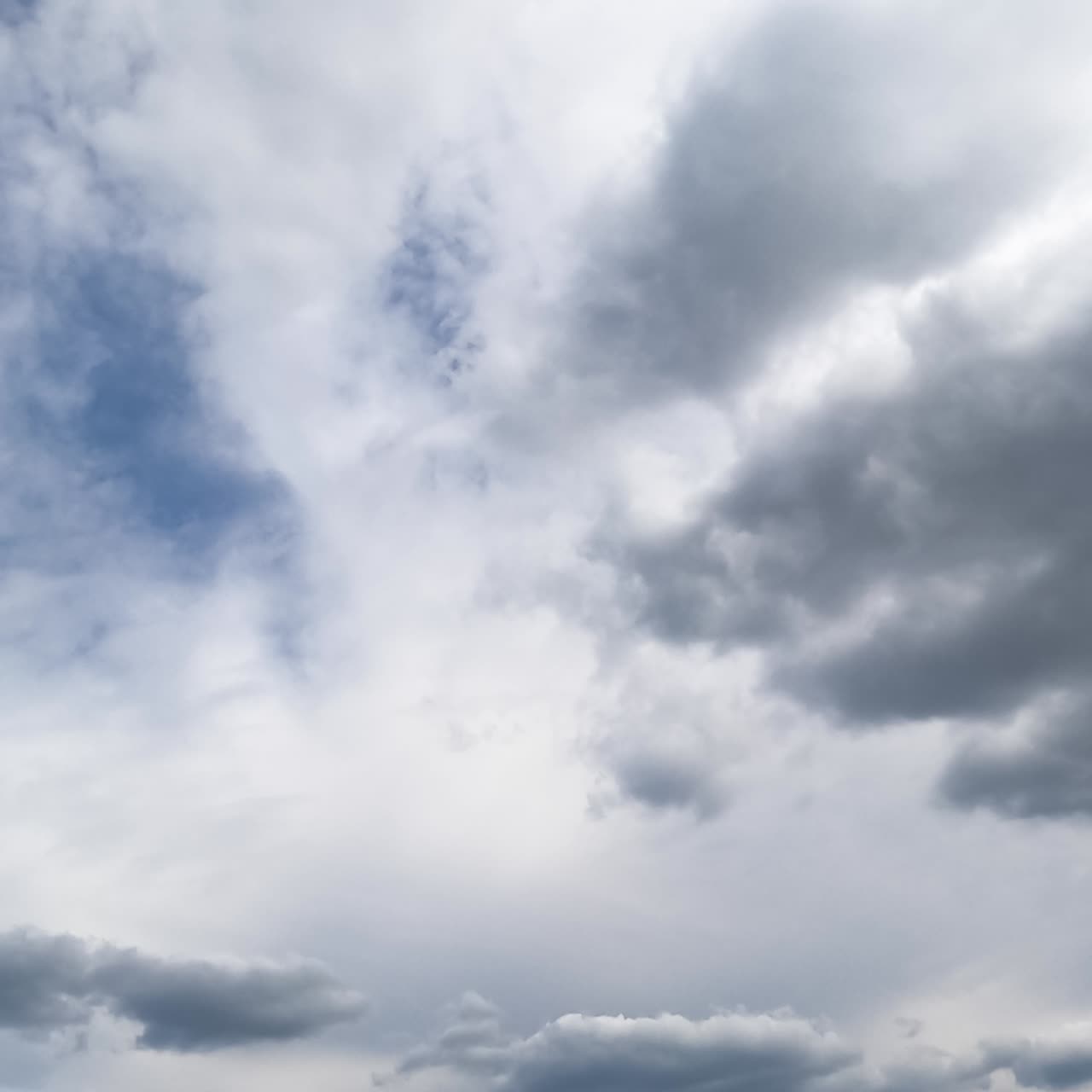 Beberapa jenis awan berubah di lingkungan. Langit biru sepenuhnya tertutup pemandangan awan kumulus. Timelapse