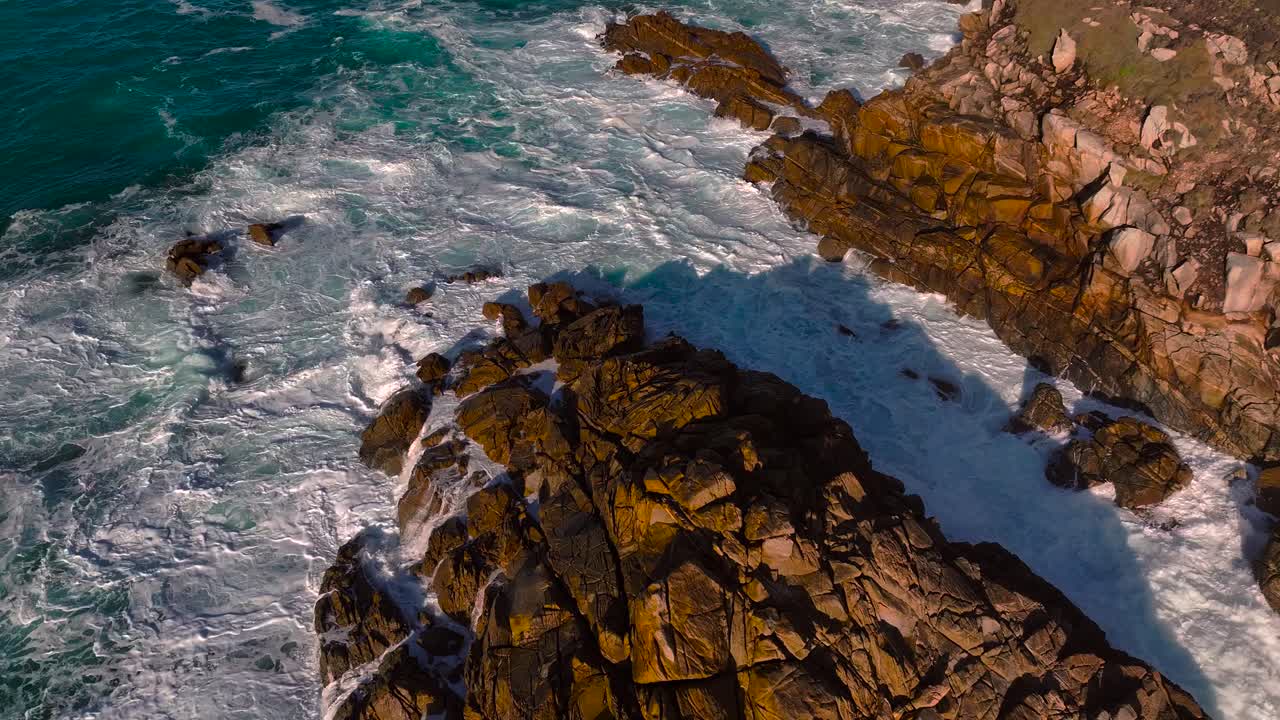 Onde potenti si infrangono violentemente contro le scogliere della Costa da Morte in Galizia, Spagna. Ripresa aerea al rallentatore