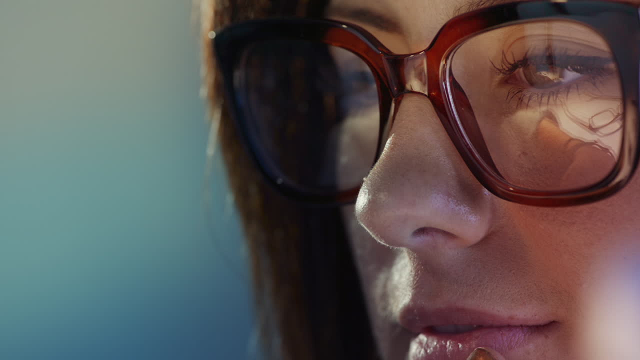 mujer joven atractiva usando una tableta digital, una computadora, una pantalla táctil, un ipad