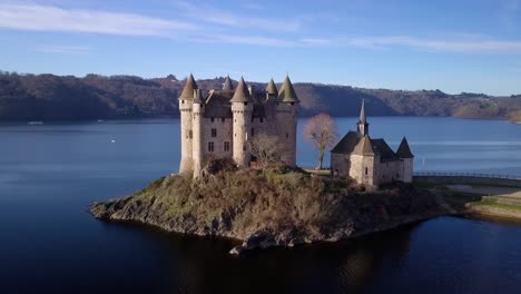 drone filmado alrededor de chateau de val, hermoso castillo francés en el departamento de cantal, auvergne rhone alpes región, campo francés